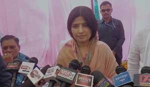 पुलिसकर्मियों के पुजारी का वस्त्र पहनने पर डिंपल यादव ने उठाए सवाल पुलिसकर्मियों के पुजारी का वस्त्र पहनने पर डिंपल यादव ने उठाए सवाल